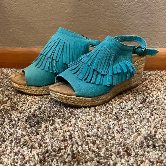 Minnetonka fringe wedges Turquoise 7! - Picture 1 of 8